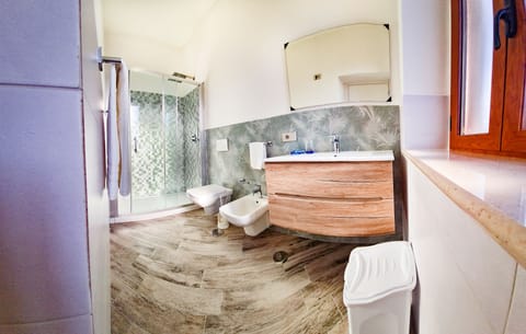 Traditional Room, Courtyard View | Bathroom | Shower, rainfall showerhead, free toiletries, hair dryer