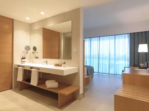 Deluxe Room, Sea View | Bathroom | Shower, rainfall showerhead, free toiletries, hair dryer