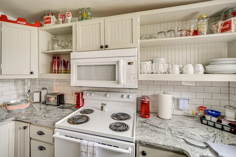 House (2 Bedrooms) | Private kitchen | Microwave, oven, stovetop, cookware/dishes/utensils