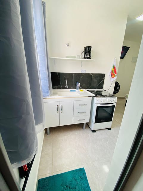 Room 08 | Private kitchen | Fridge, microwave, stovetop, toaster