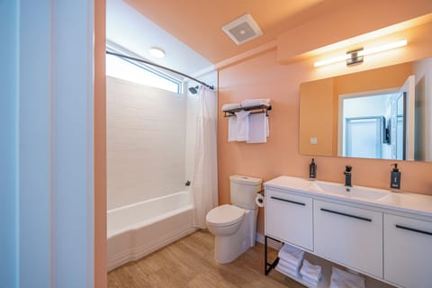 Suite, 1 King Bed, Kitchen | Bathroom | Hair dryer, towels, soap, shampoo