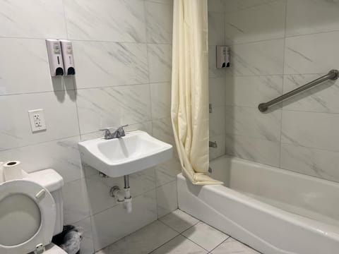 Family Double Room | Bathroom | Towels