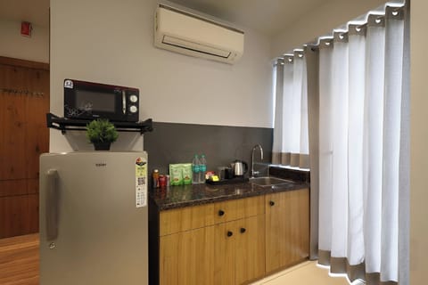 Executive Room, Balcony | Private kitchenette | Fridge, coffee/tea maker, electric kettle