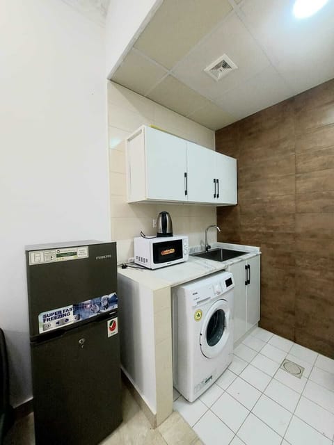 Executive Apartment, 1 King Bed | Private kitchen | Mini-fridge