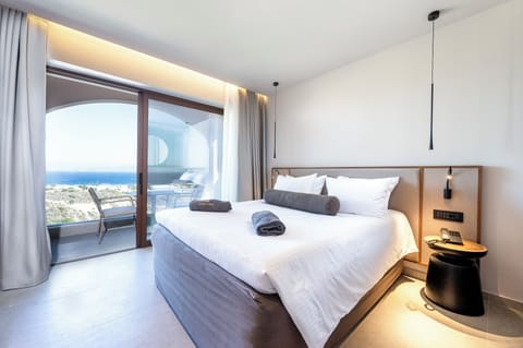 Standard Double Room, Sea View | Minibar, in-room safe, laptop workspace, blackout drapes