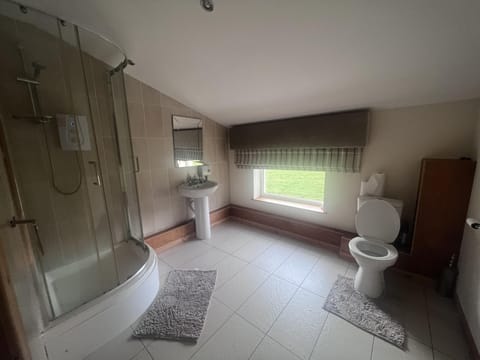 Apartment | Bathroom | Shower, free toiletries, hair dryer, towels