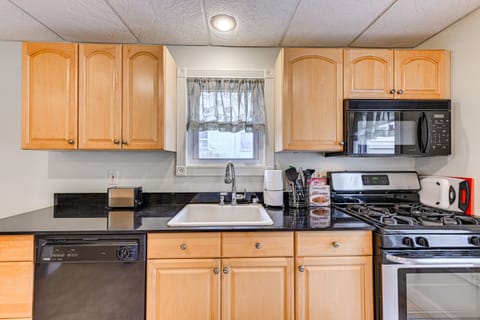 House (2 Bedrooms) | Private kitchen | Microwave, oven, stovetop, dishwasher