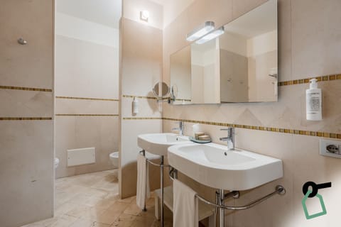 Family Room | Bathroom | Shower, free toiletries, hair dryer, bidet