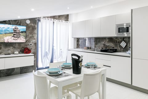 Apartment (Interno 20) | Private kitchen | Full-size fridge, stovetop, dishwasher, griddle