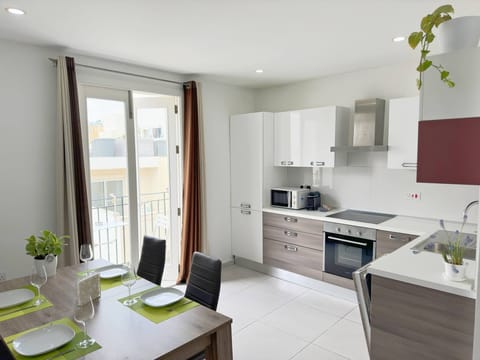 Apartment, 2 Bedrooms, Balcony, City View | Dining