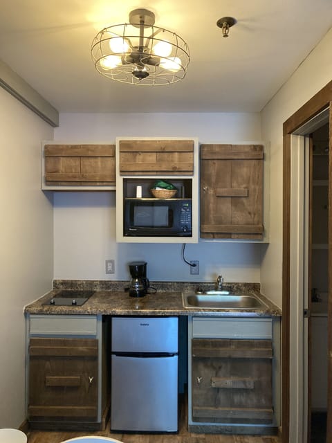 Signature Condo | Private kitchen | Mini-fridge, microwave, stovetop, coffee/tea maker