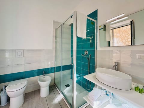 Basic Room | Bathroom | Shower, free toiletries, hair dryer, bidet