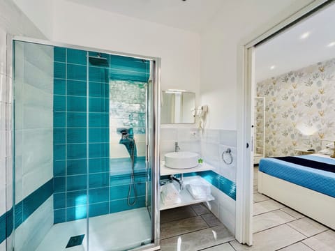 Basic Room | Bathroom | Shower, free toiletries, hair dryer, bidet