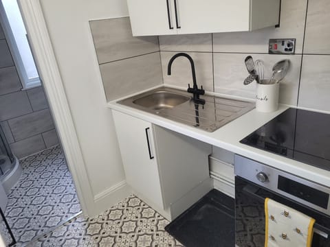 Apartment | Private kitchen | Fridge, oven, stovetop, electric kettle