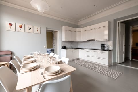 Deluxe Apartment | Private kitchen | Fridge, microwave, oven, dishwasher