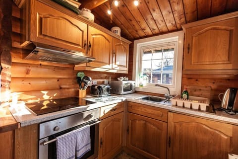 Traditional Cabin | Private kitchen | Full-size fridge, microwave, oven, stovetop