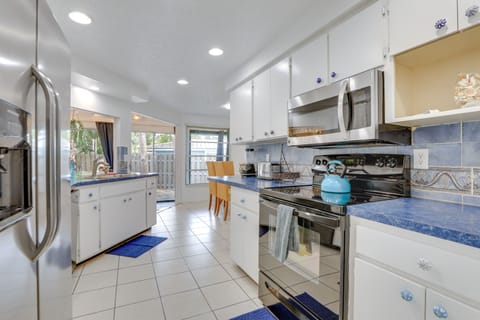 House (3 Bedrooms) | Private kitchen | Microwave, oven, stovetop, dishwasher