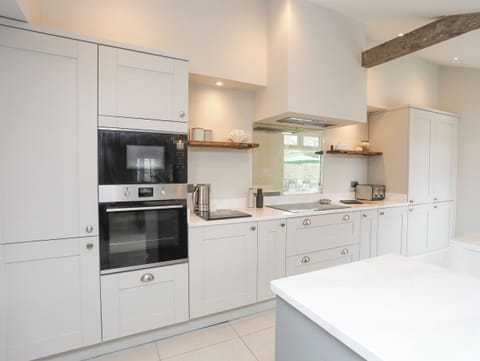 Cottage | Private kitchen | Fridge, dishwasher, electric kettle, toaster