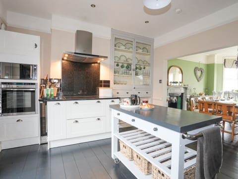 Dishwasher, cookware/dishes/utensils