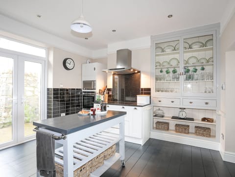 Dishwasher, cookware/dishes/utensils