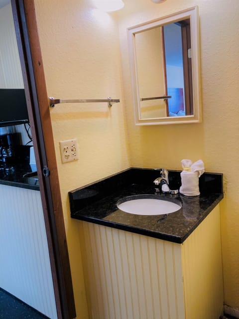 Efficiency King Room with Kitchen | Bathroom | Shower, free toiletries, towels