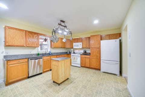 House (3 Bedrooms) | Private kitchen | Microwave, oven, stovetop, dishwasher