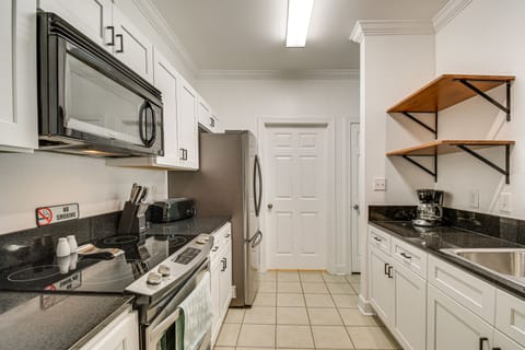 Apartment (2 Bedrooms) | Private kitchen | Microwave, oven, stovetop, dishwasher