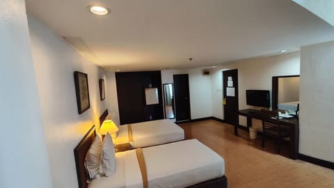 Executive Double Room, 1 Bedroom, Non Smoking | Desk, laptop workspace, bed sheets