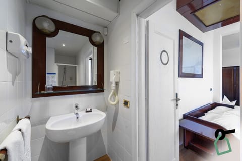 Comfort Quadruple Room | Bathroom | Shower, free toiletries, hair dryer, bidet