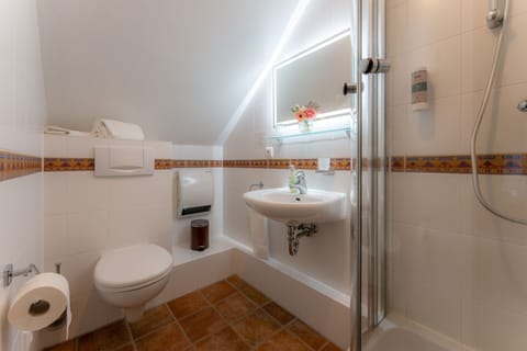 Premium Single Room | Bathroom | Shower, hair dryer, towels