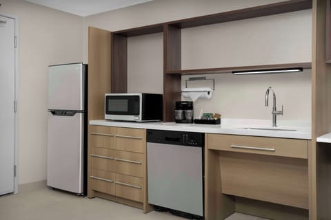 Full-size fridge, microwave, stovetop, dishwasher