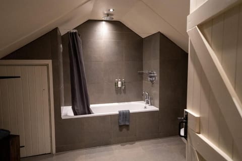 Standard Room | Bathroom | Free toiletries, hair dryer