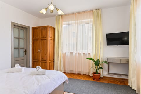 Comfort Double Room | Laptop workspace, soundproofing, free WiFi, bed sheets