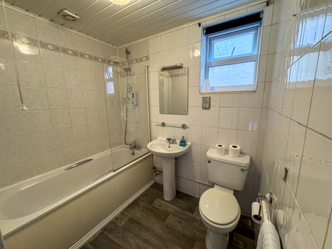 Double Room, Ensuite | Bathroom | Combined shower/tub, towels