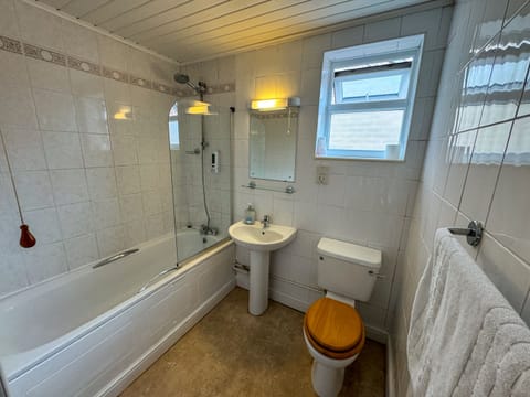 Double Room, Ensuite | Bathroom | Combined shower/tub, towels