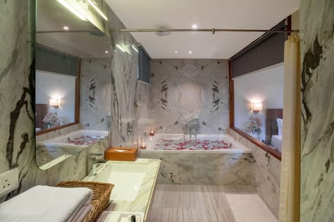 Luxury Villa with Bath Tub | Bathroom | Free toiletries, hair dryer, slippers, towels