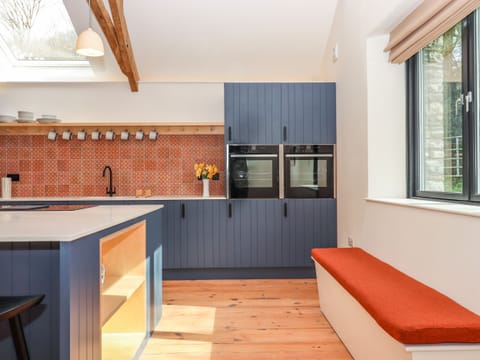 Fridge, dishwasher, cookware/dishes/utensils