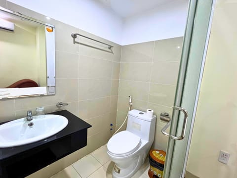 Basic Double Room | Bathroom | Shower, towels