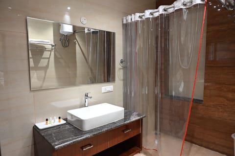 Deluxe Suite | Bathroom