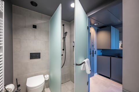 Family Room | Bathroom | Shower, hair dryer, towels, soap