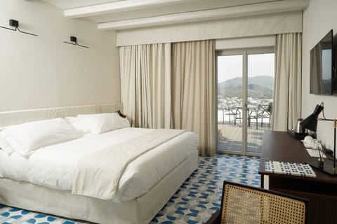 Deluxe Room, Sea View | Premium bedding, in-room safe, desk, laptop workspace