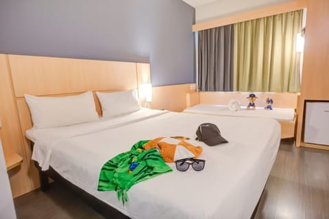 Family Room, 1 Double Bed | In-room safe, desk, laptop workspace, blackout drapes