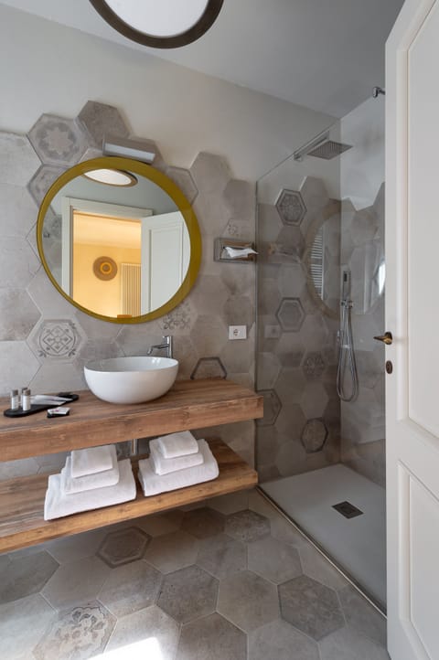 Shower, free toiletries, hair dryer, bidet