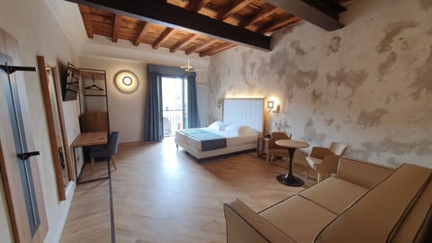 Deluxe Room (Family) | In-room safe, desk, free WiFi, bed sheets