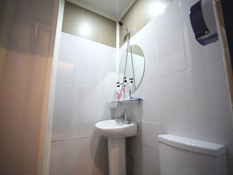 Standard Twin Room | Bathroom | Shower, free toiletries, hair dryer, towels