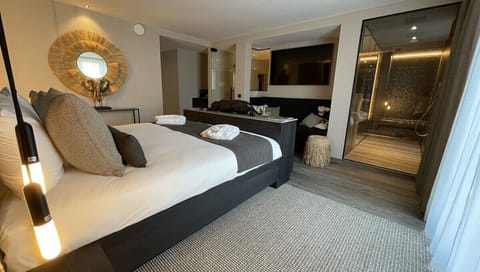 Exclusive Suite | Premium bedding, free minibar, in-room safe, desk