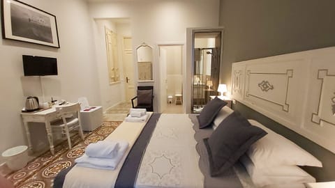 Romantic Double Room | Desk, cribs/infant beds, free WiFi, bed sheets