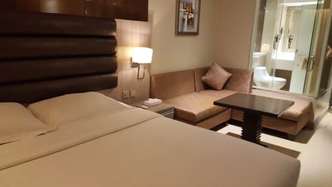 Premium Studio, 1 King Bed | Premium bedding, in-room safe, desk, soundproofing