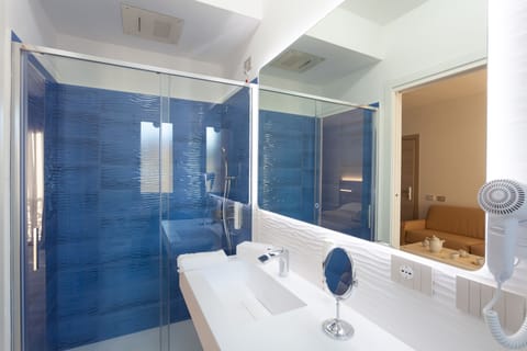 Superior Double or Twin Room | Bathroom | Shower, rainfall showerhead, hair dryer, slippers