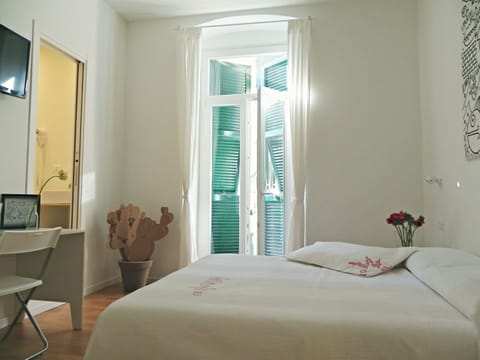 Double Room | Minibar, in-room safe, desk, free cribs/infant beds